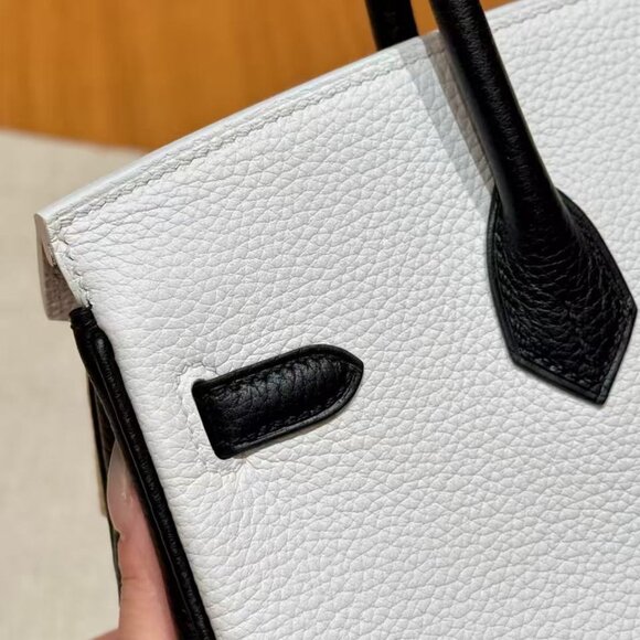 Classic Hermes Bag: A Stylish and Versatile Choice for Elegance - Picture 3 of 6